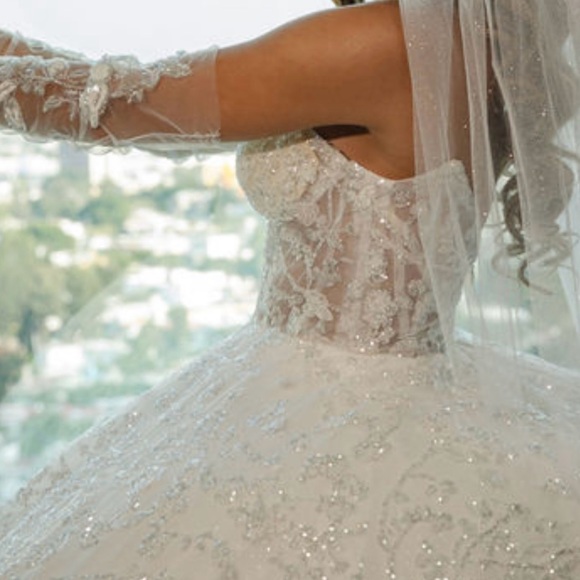 Wedding ball gown - Picture 4 of 6